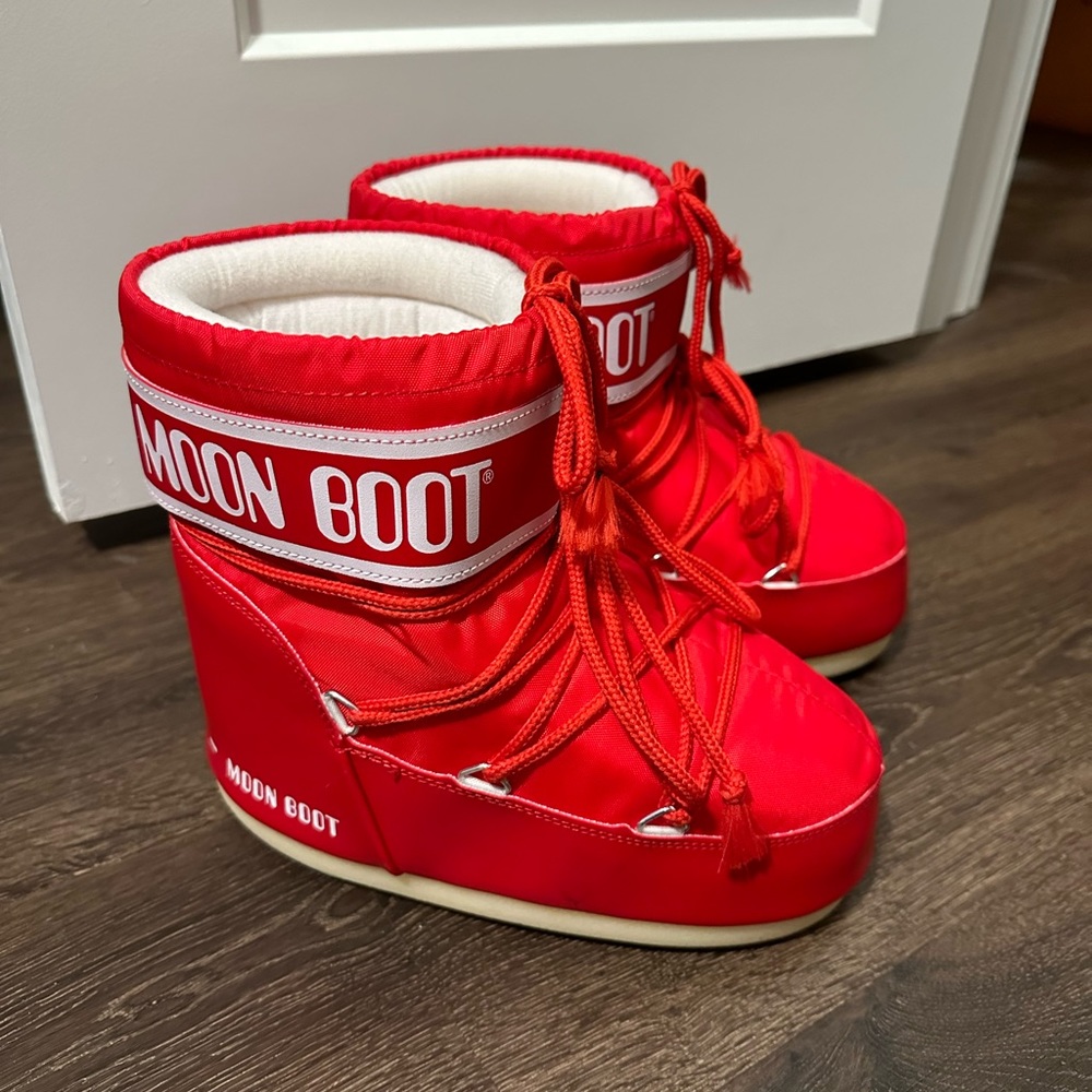Women’s icon red low nylon moon boot